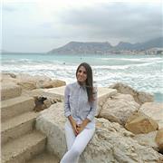 Pedagoga imparte clases de refuerzo educativo en primaria